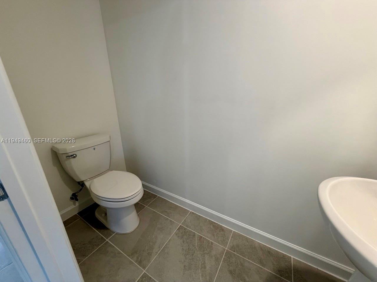 2540 SE 10th Court - Photo 6 of 8