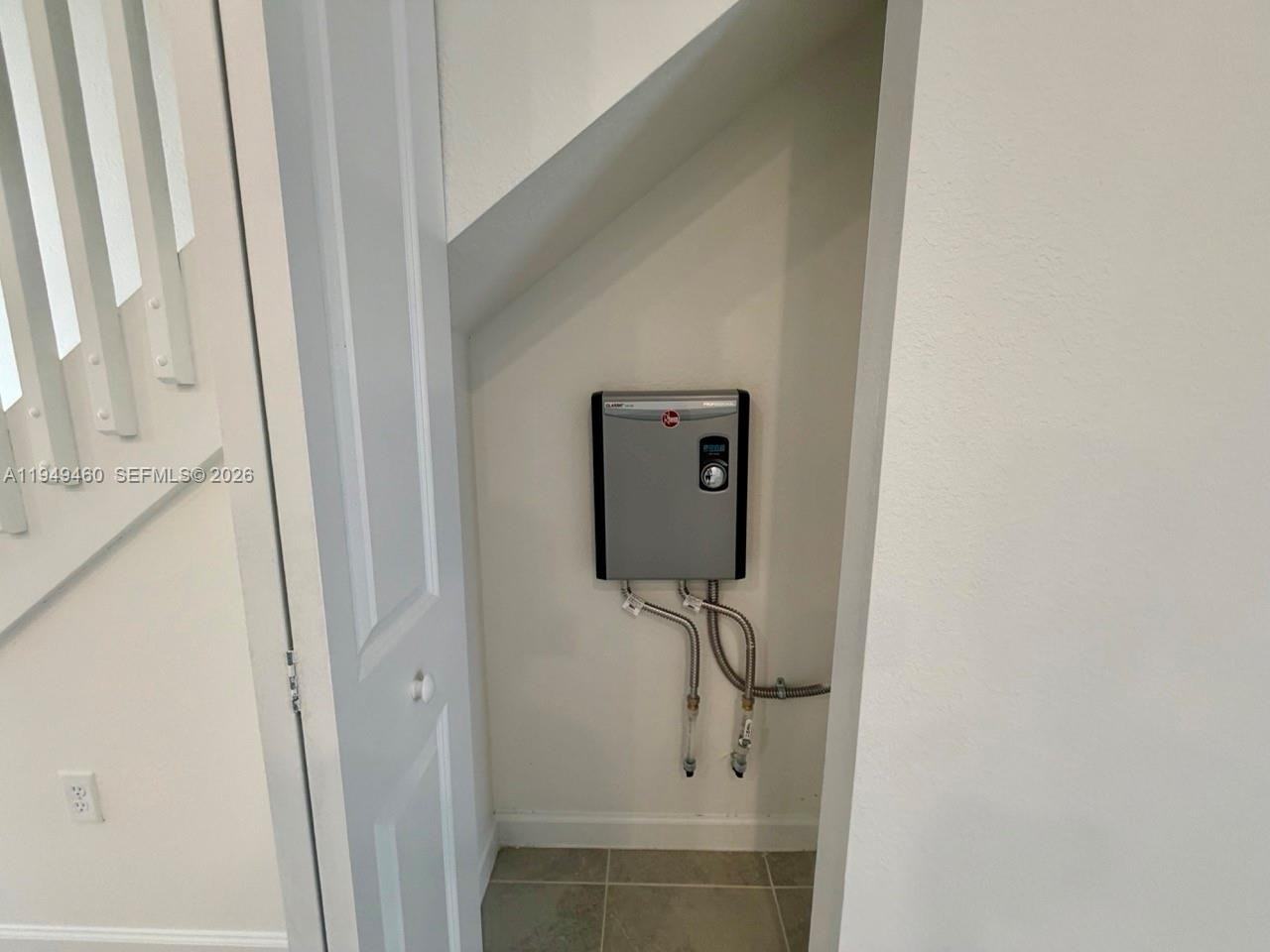 2540 SE 10th Court - Photo 7 of 8