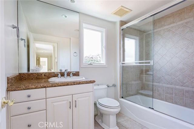 575 Nyes Pl - Photo 5 of 8