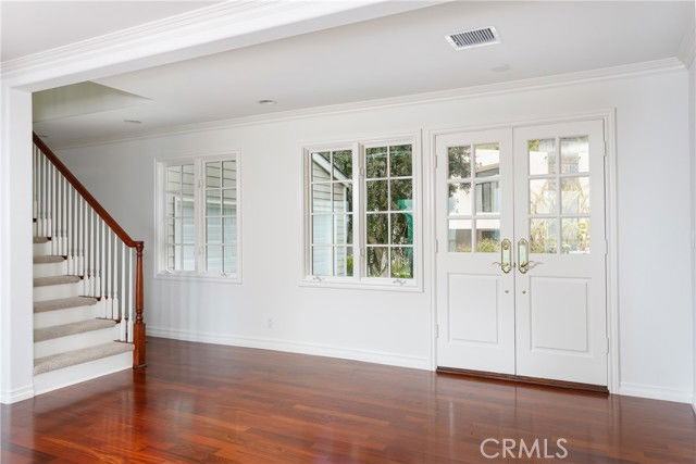 575 Nyes Pl - Photo 6 of 8