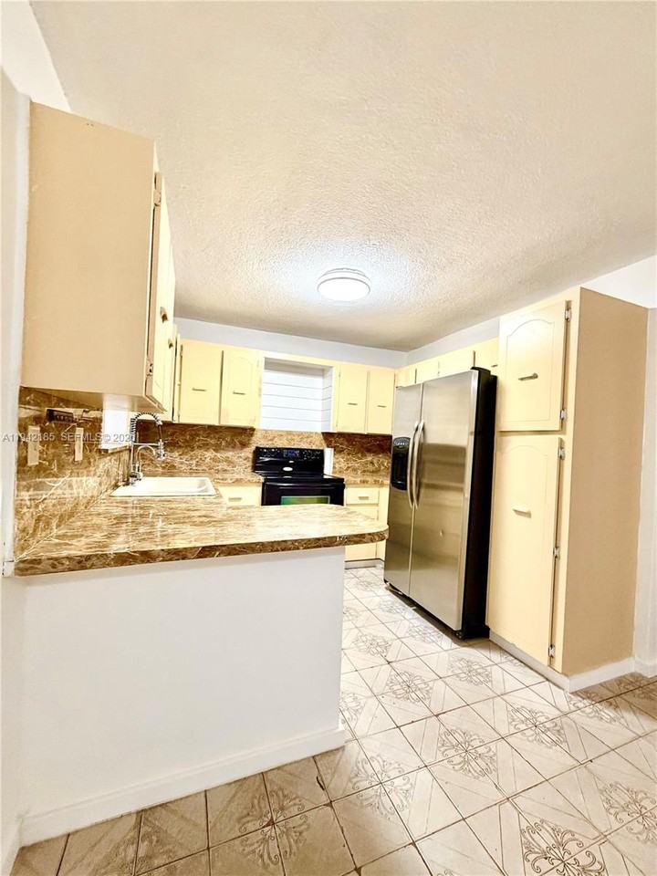 958 E 21st St - Photo 2 of 8