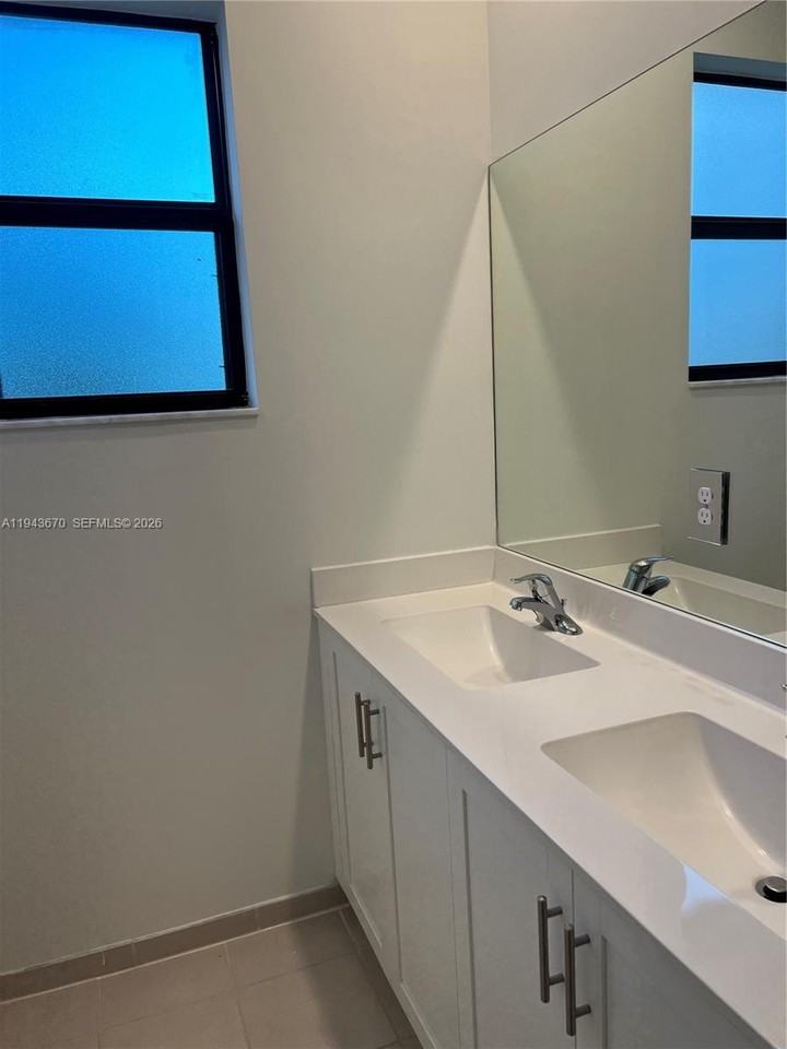 20631 Ne 7th Pl - Photo 2 of 8