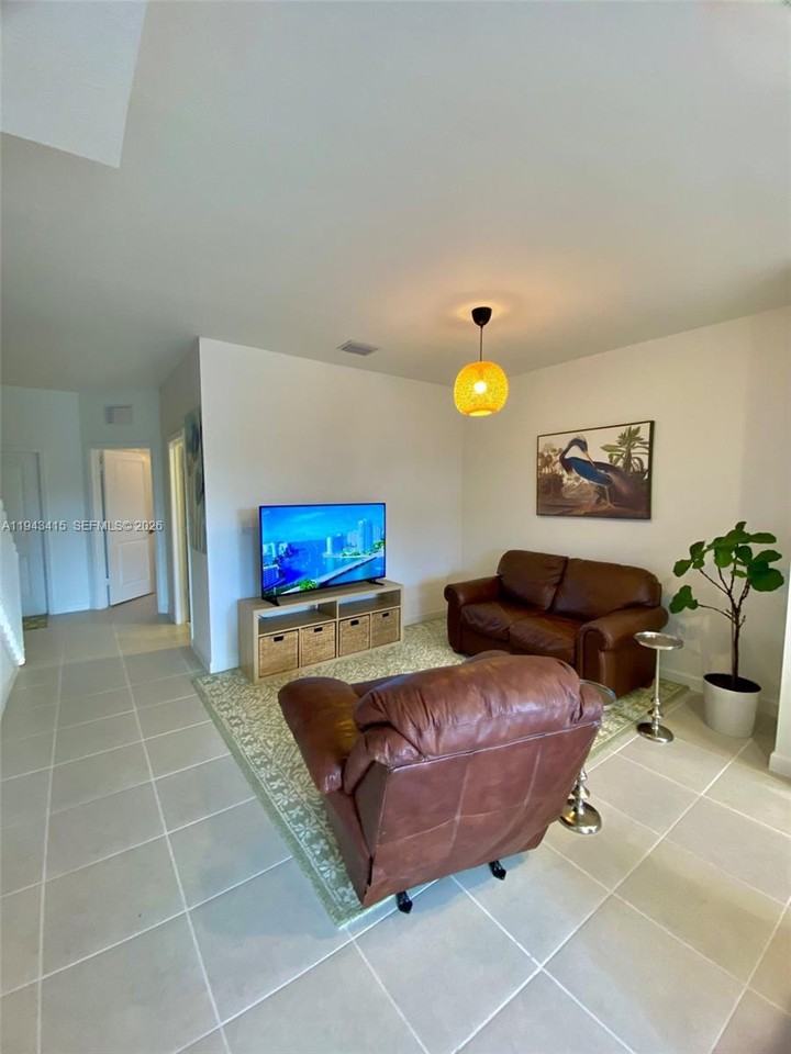 2627 Se 28th Dr - Photo 2 of 8