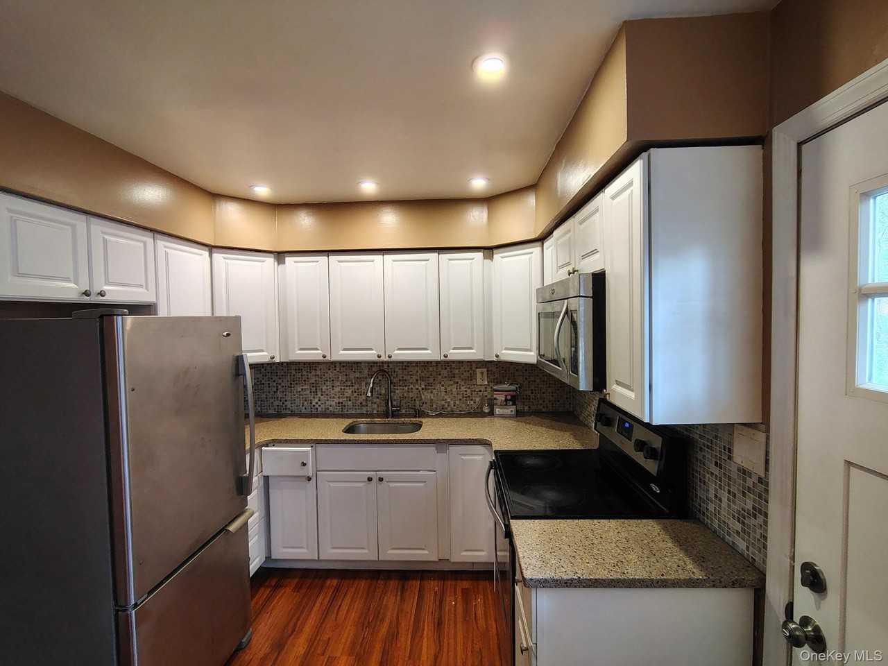 122 W 1st St - Photo 4 of 12