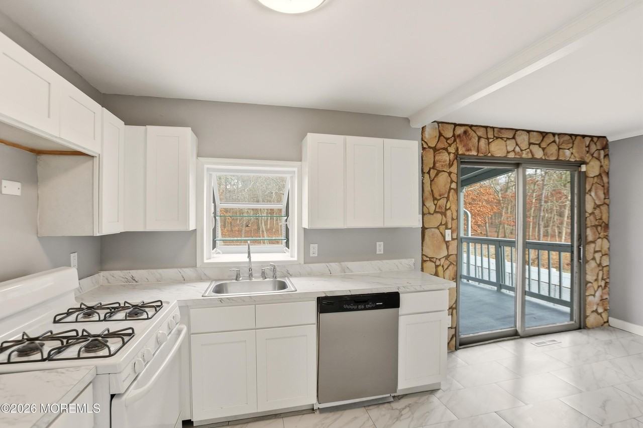 1184 Dell St - Photo 4 of 13