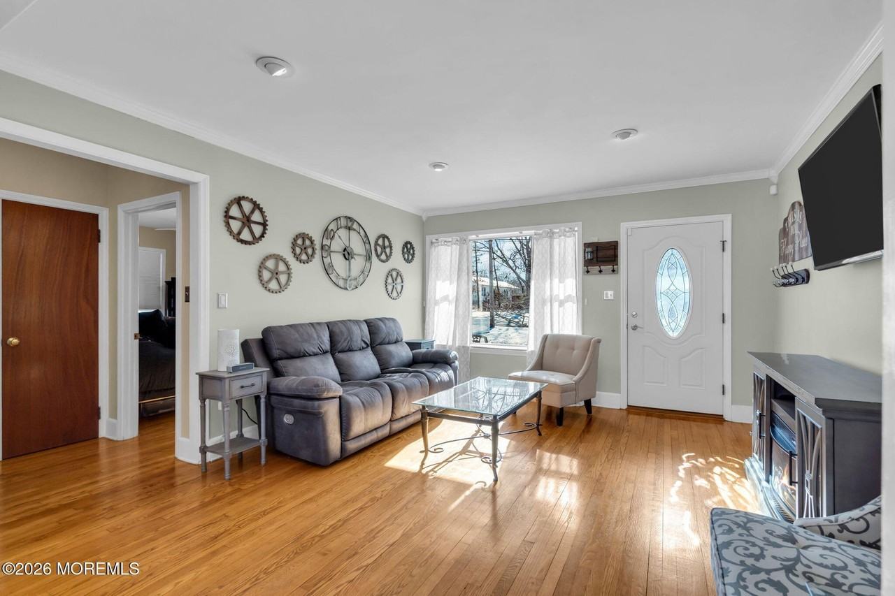 242 Pennsylvania Ave - Photo 5 of 35