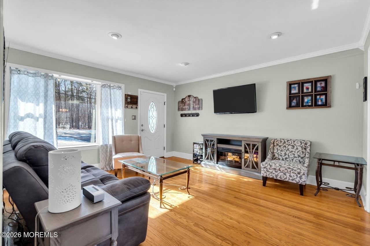 242 Pennsylvania Ave - Photo 6 of 35