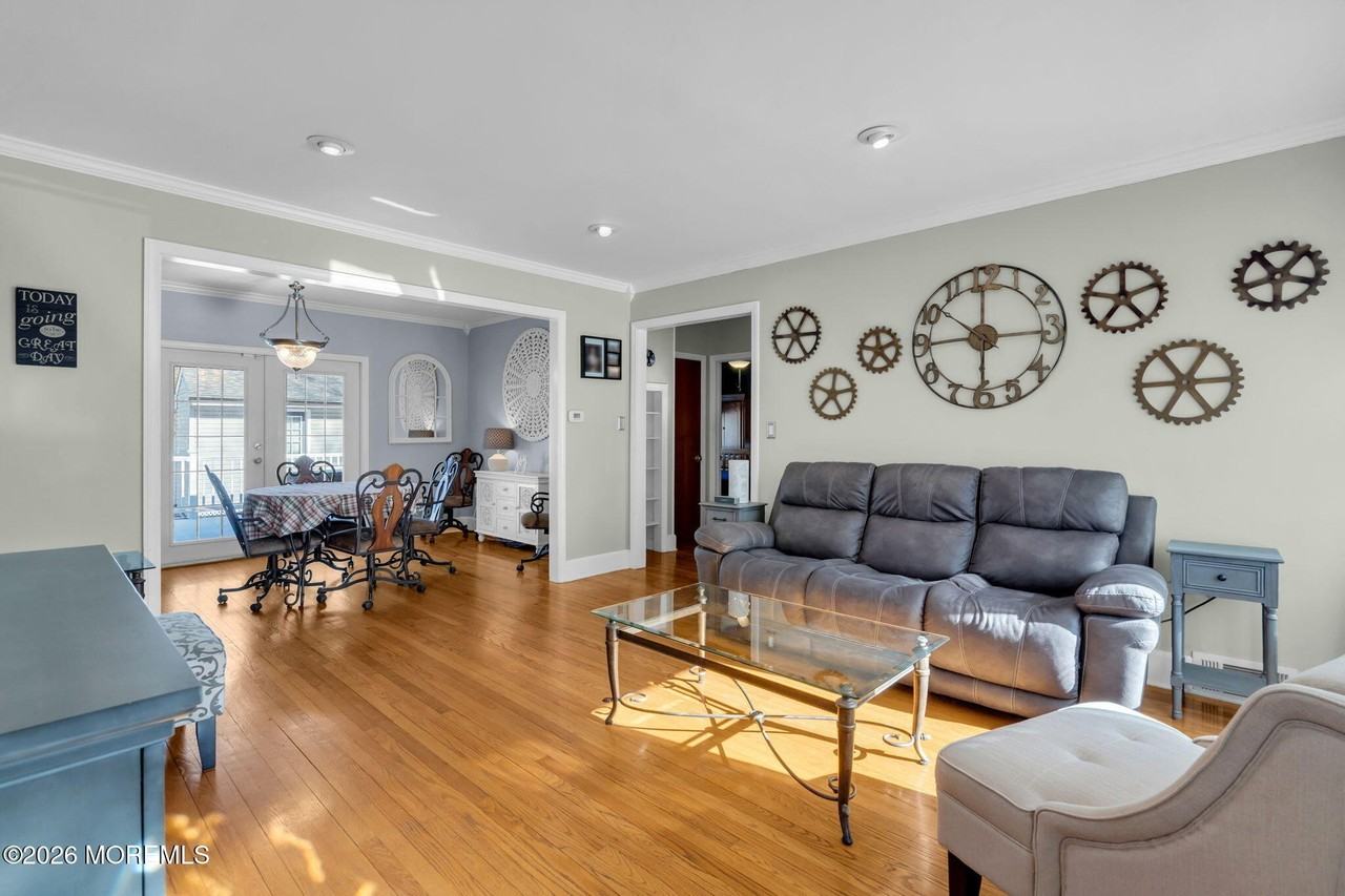 242 Pennsylvania Ave - Photo 7 of 35