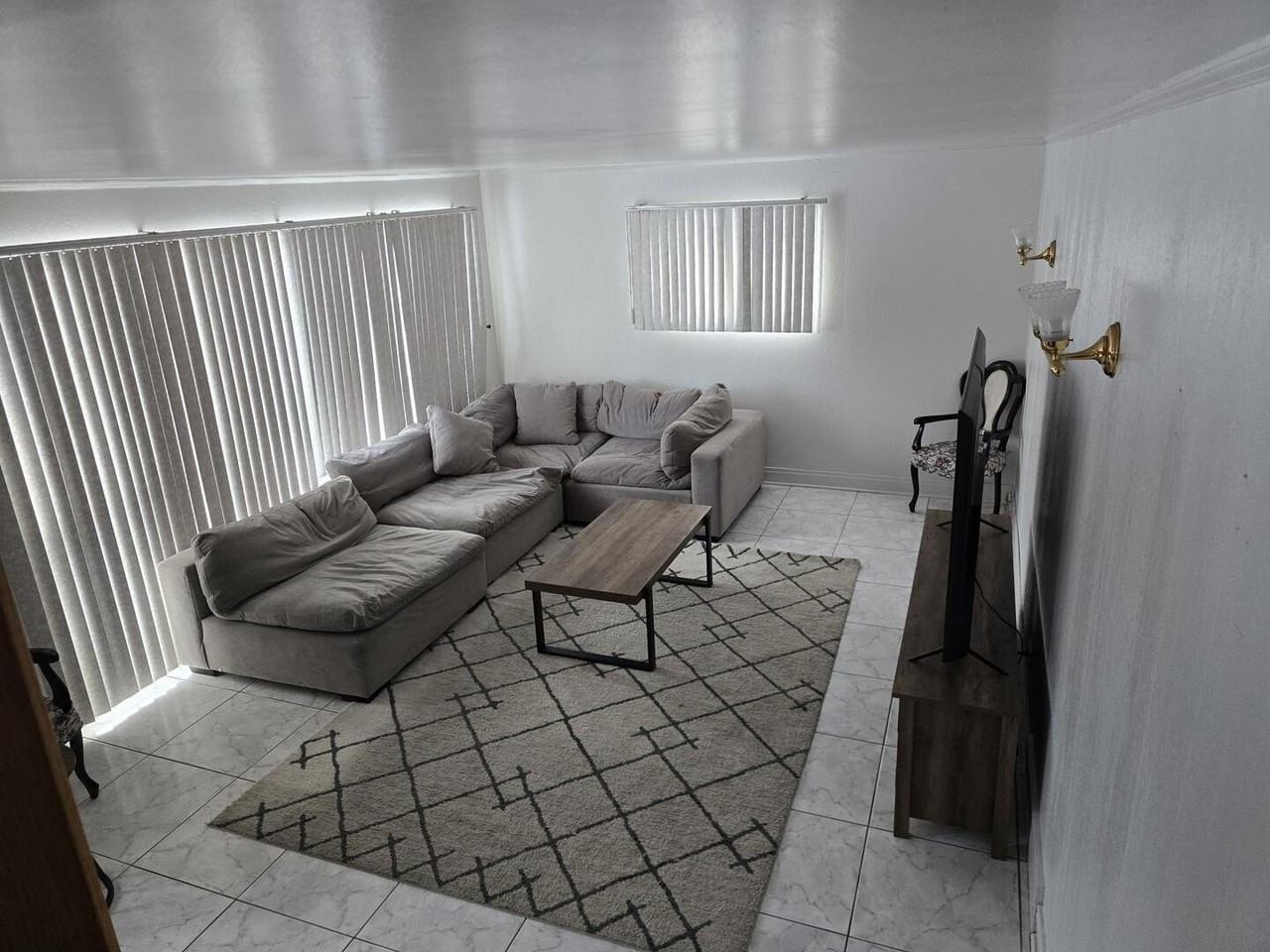 7014 N Kilbourn Ave - Photo 3 of 10