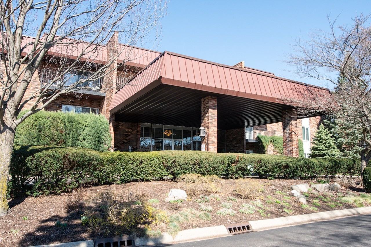 1049 W Ogden Ave Unit 1-112 #1-112 - Photo 2 of 23