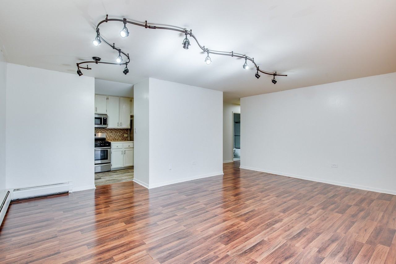 1049 W Ogden Ave Unit 1-112 #1-112 - Photo 3 of 23