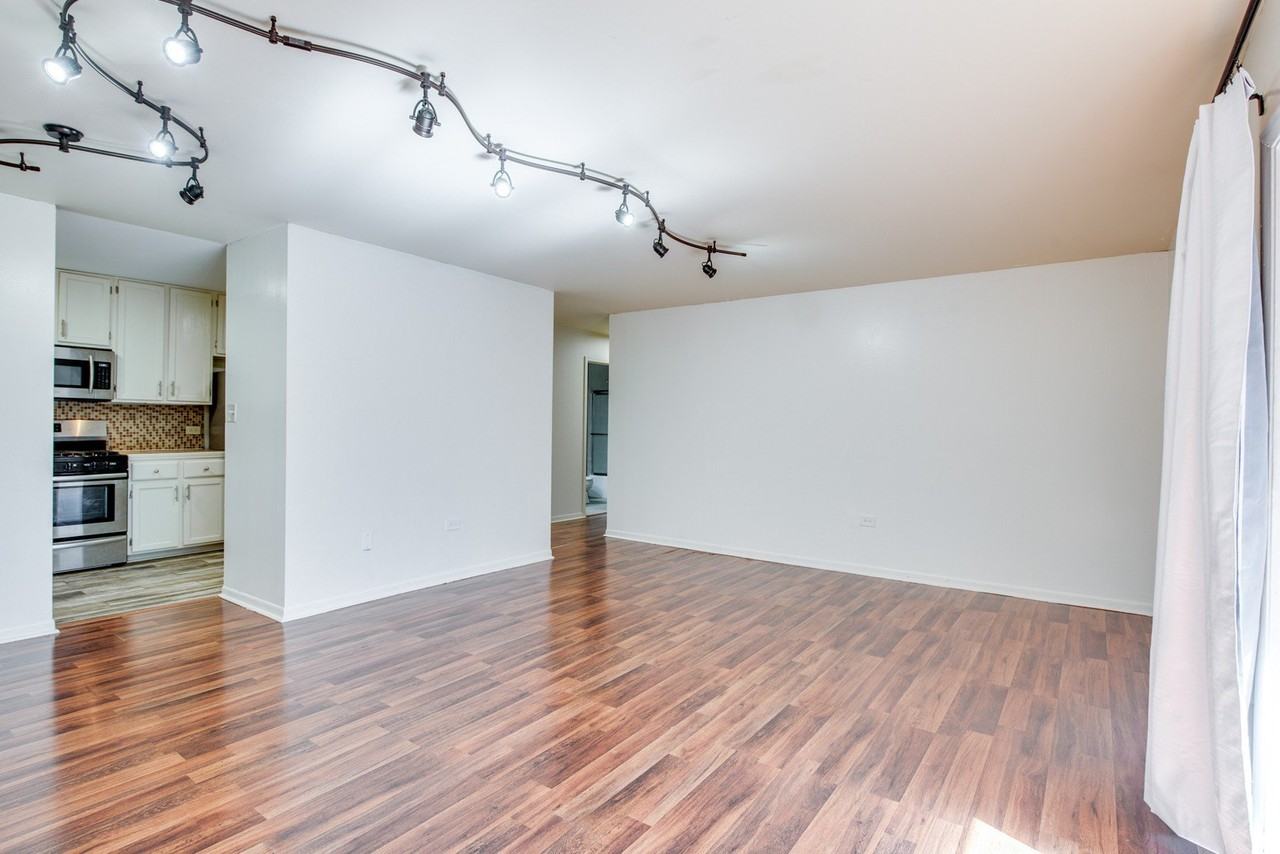 1049 W Ogden Ave Unit 1-112 #1-112 - Photo 4 of 23