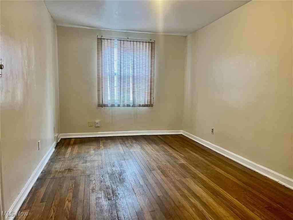 20608 Harvard Ave - Photo 4 of 17