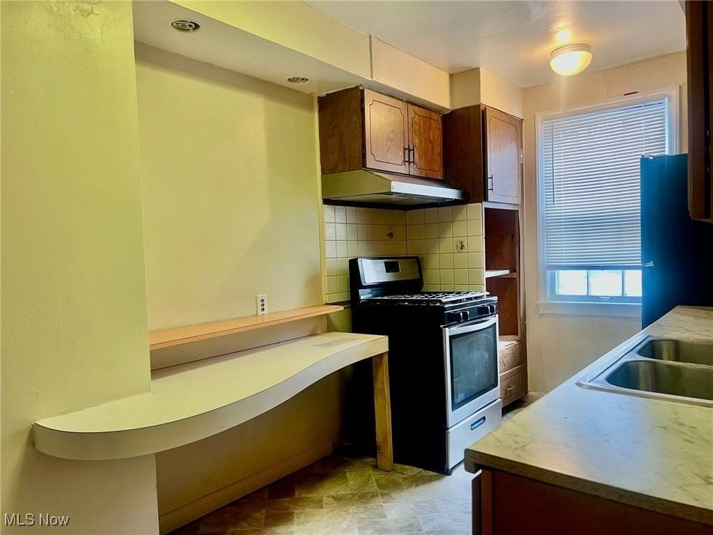 20608 Harvard Ave - Photo 5 of 17