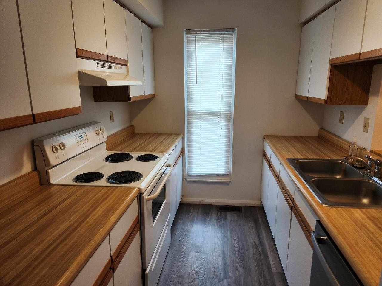 944 Ravine Dr - Photo 3 of 16