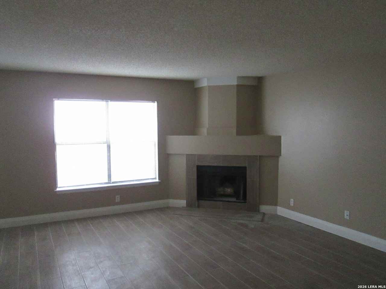 1827 Leander - Photo 3 of 20