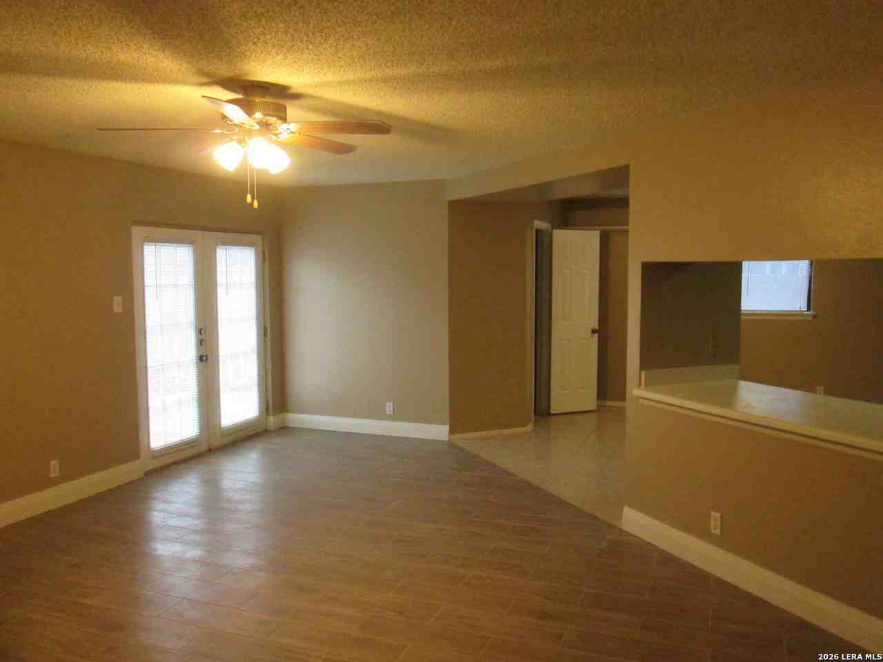 1827 Leander - Photo 4 of 20