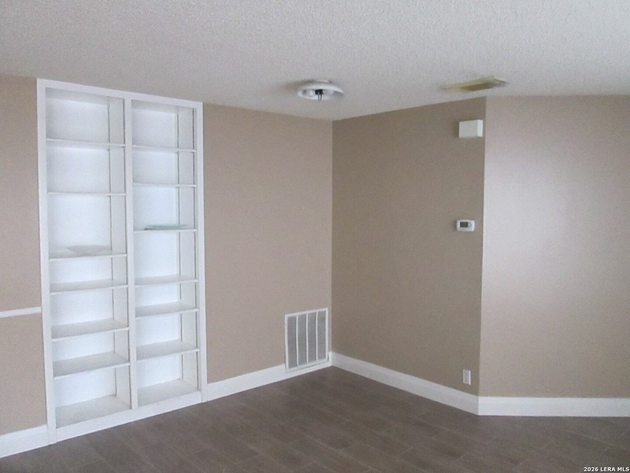 1827 Leander - Photo 5 of 20