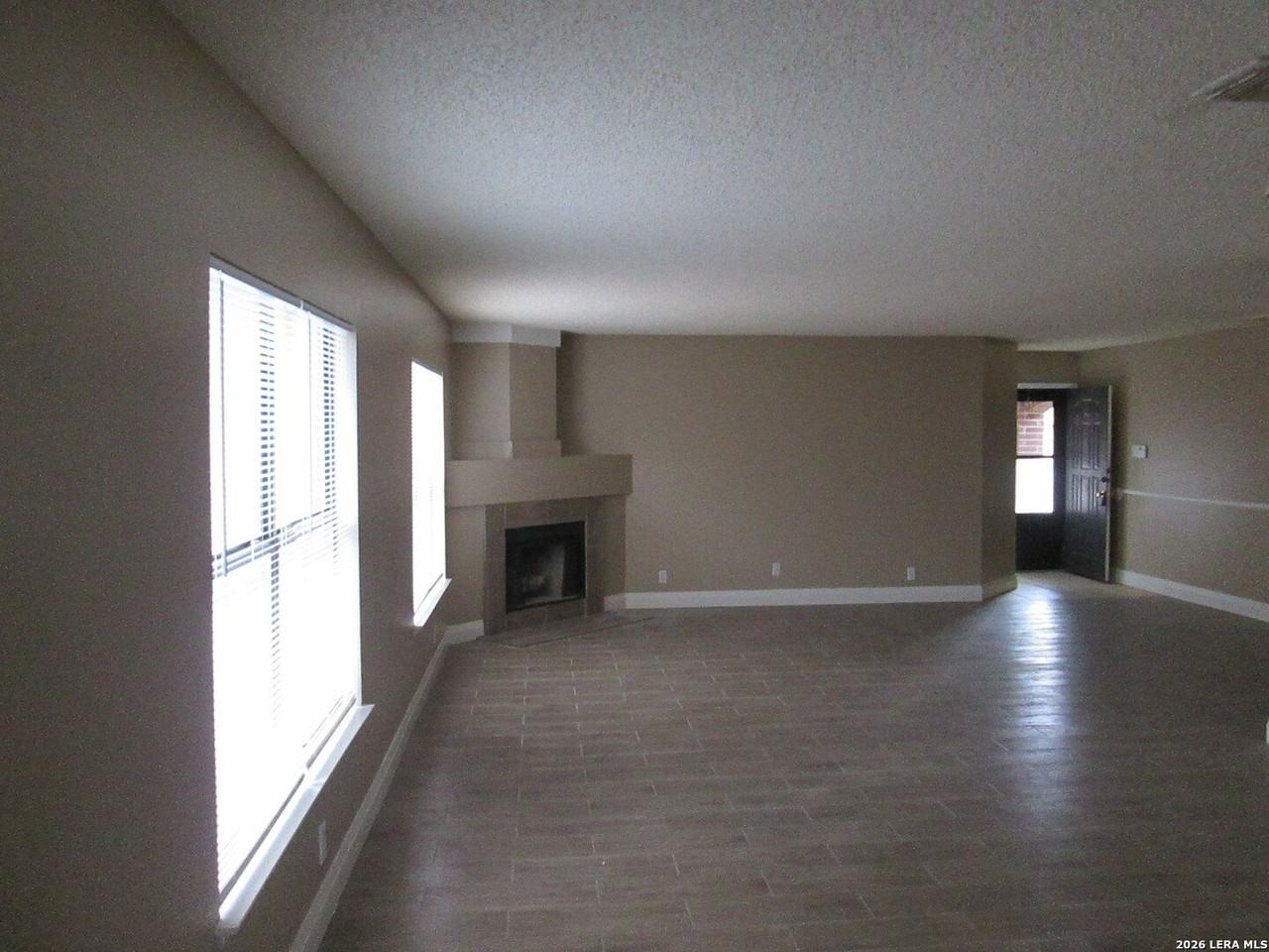 1827 Leander - Photo 6 of 20