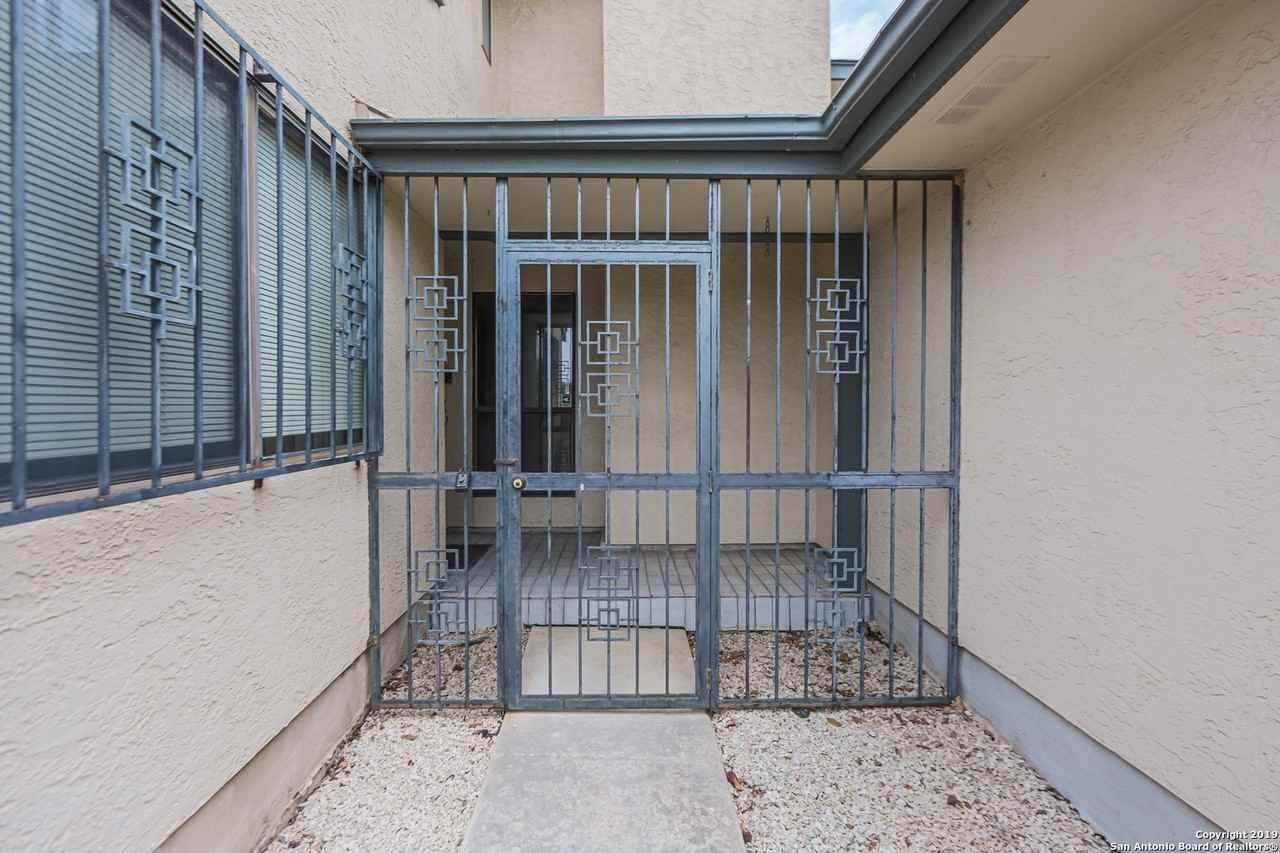 5811 Royal Ridge Dr - Photo 2 of 25