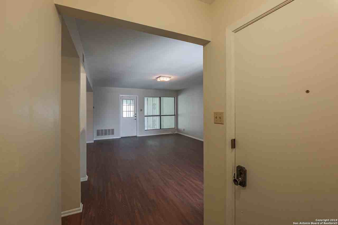 5811 Royal Ridge Dr - Photo 3 of 25