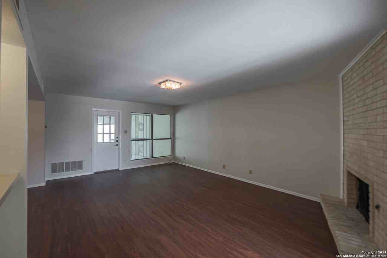 5811 Royal Ridge Dr - Photo 4 of 25