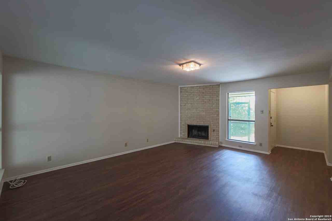 5811 Royal Ridge Dr - Photo 5 of 25