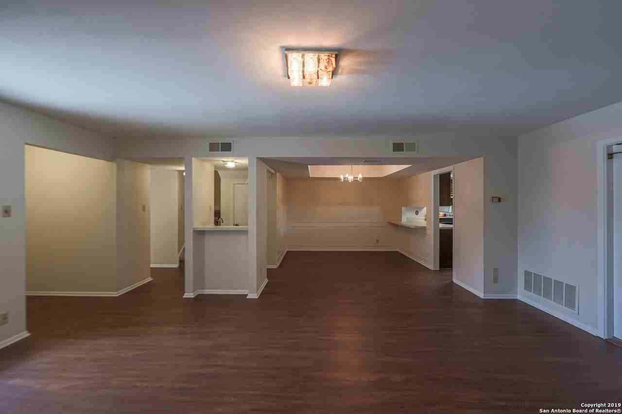 5811 Royal Ridge Dr - Photo 7 of 25