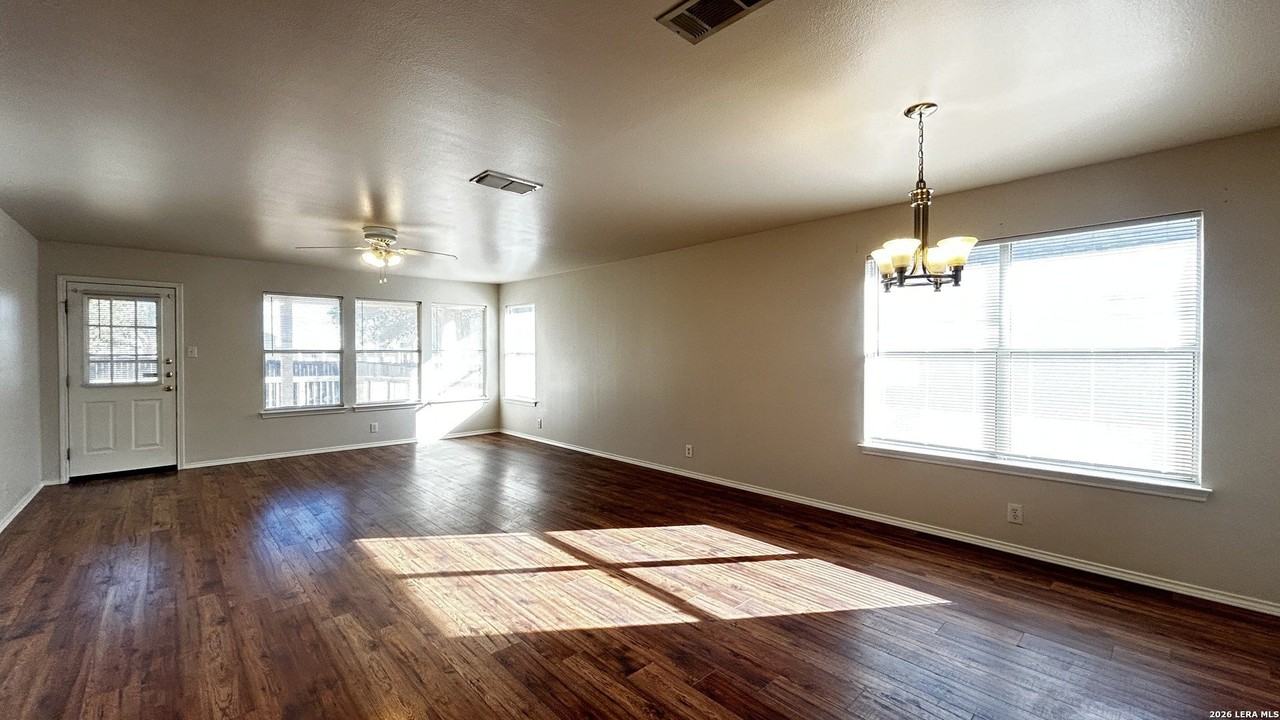 926 Cougar Country - Photo 3 of 30