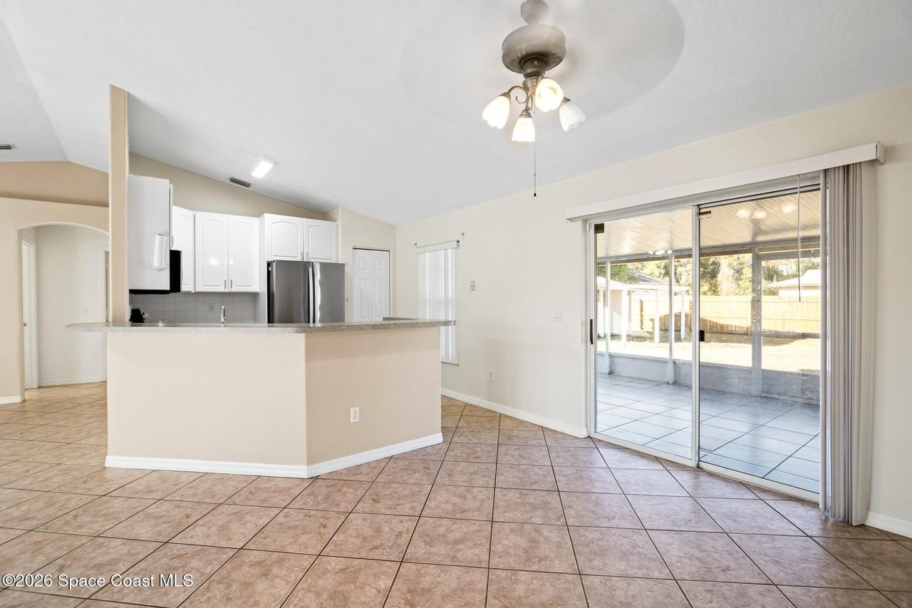 314 Comet Ave Se - Photo 7 of 21