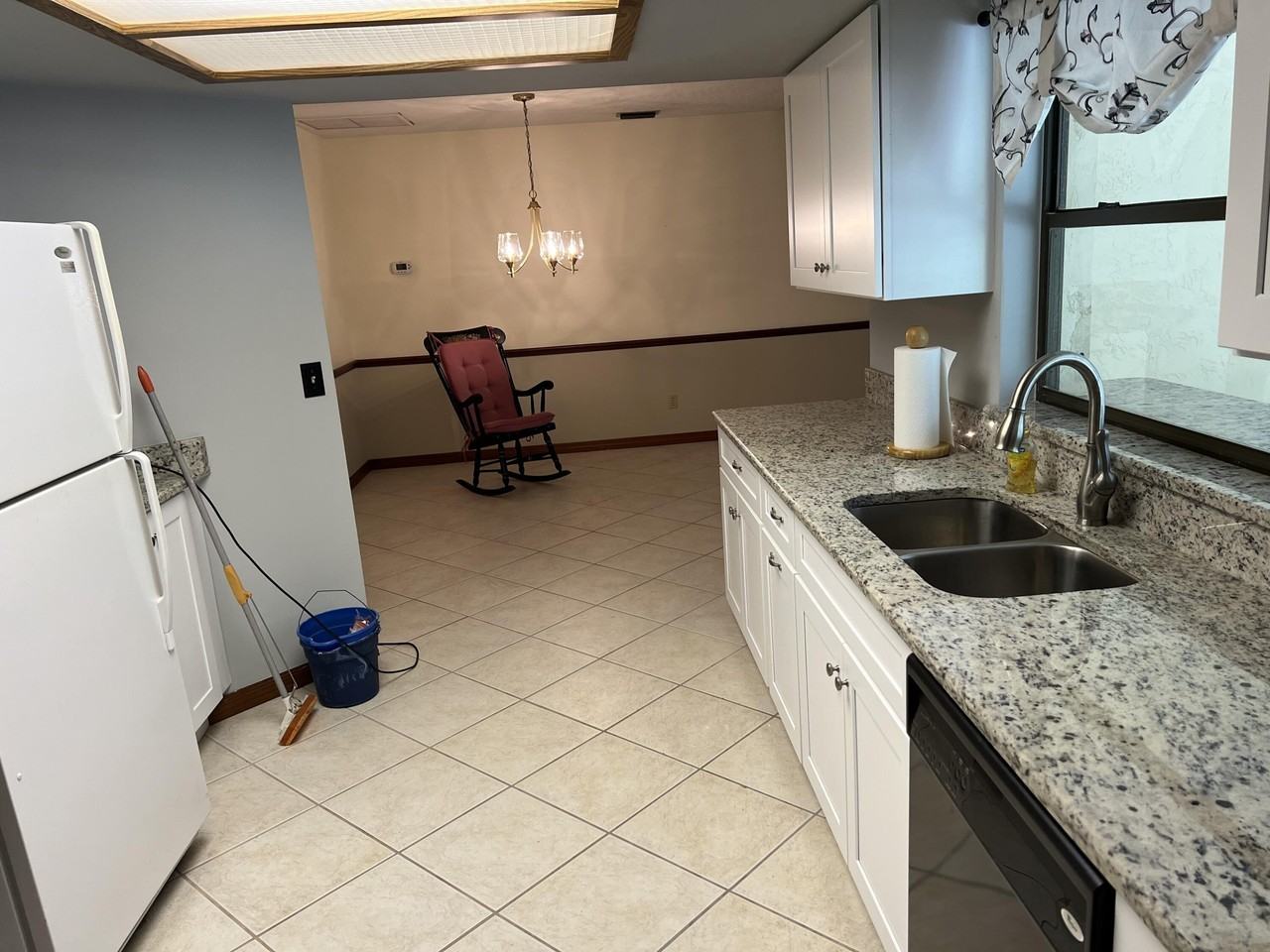 2239 Woodlawn Cir - Photo 3 of 11