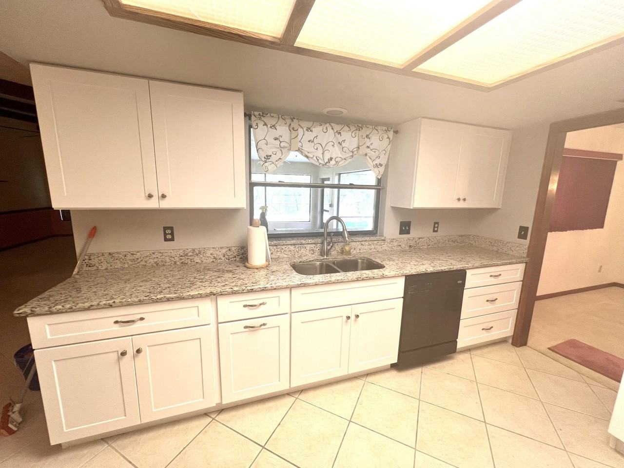 2239 Woodlawn Cir - Photo 5 of 11