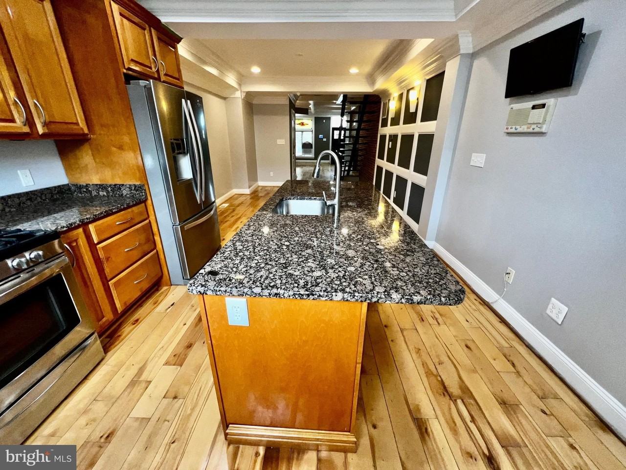 904 Grundy St - Photo 5 of 31