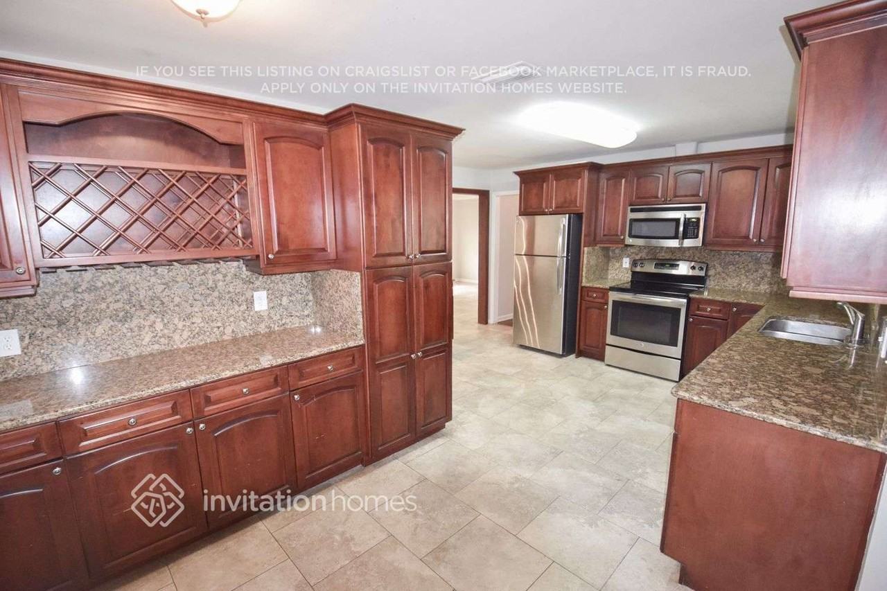 3061 Nicholson Dr - Photo 3 of 11