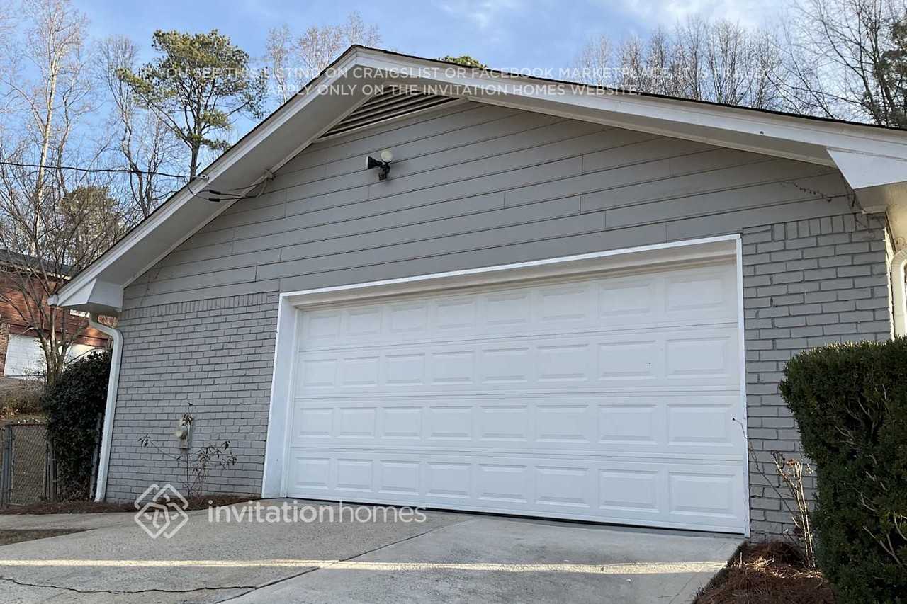 2865 Castle Dr - Photo 4 of 31