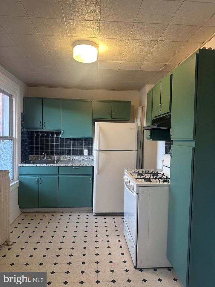 17 E Walnut St Apt 3 #3 - Photo 2 of 17