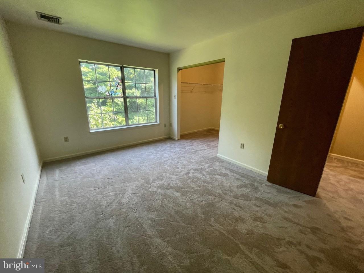 125 Delancy Pl - Photo 3 of 15