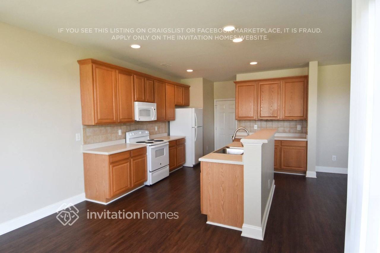 208 Edgecroft Way - Photo 4 of 16