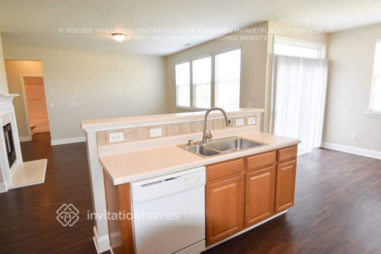 208 Edgecroft Way - Photo 6 of 16