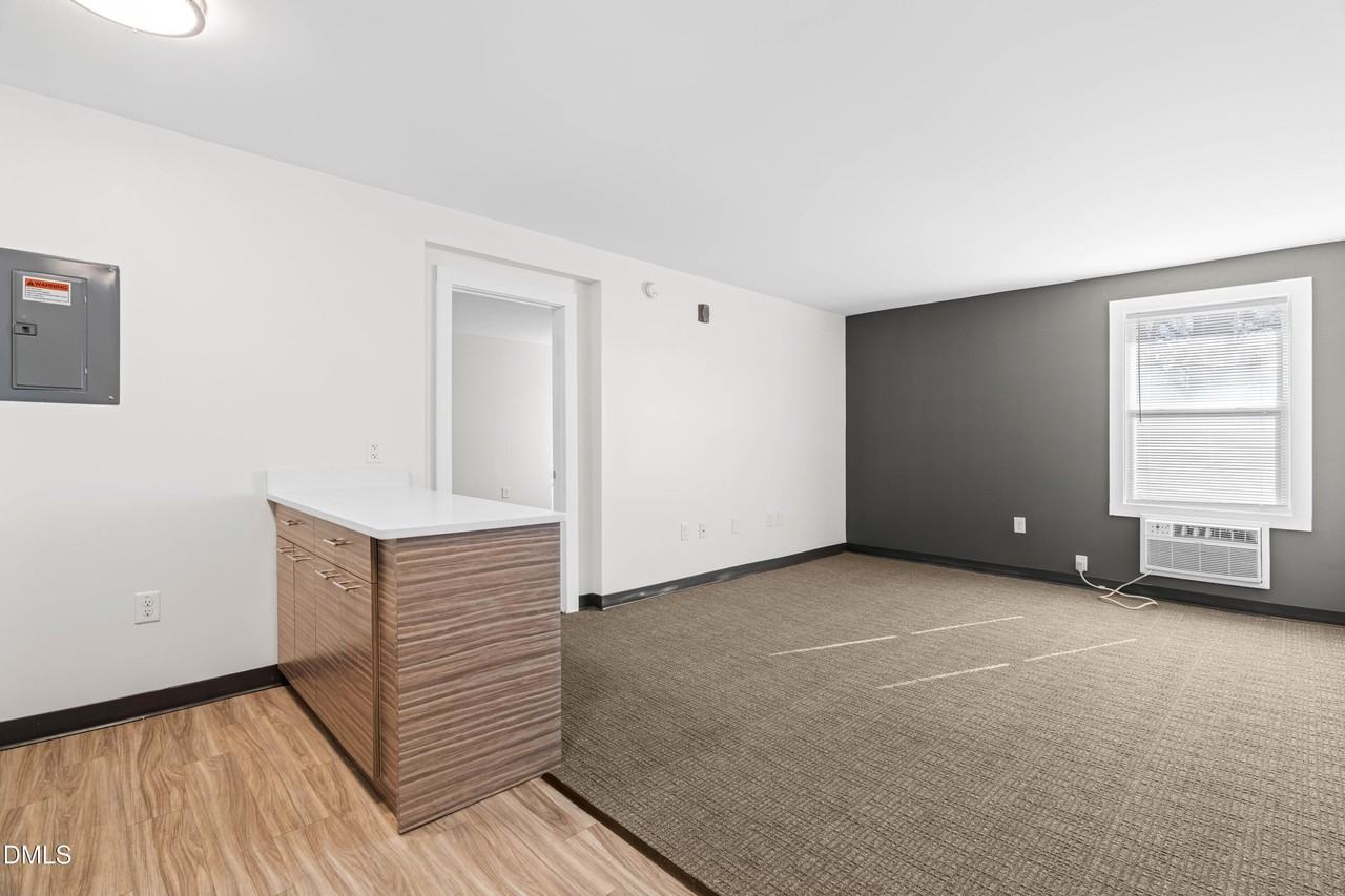 5104 Hollyridge Dr Apt 306 #306 - Photo 5 of 21