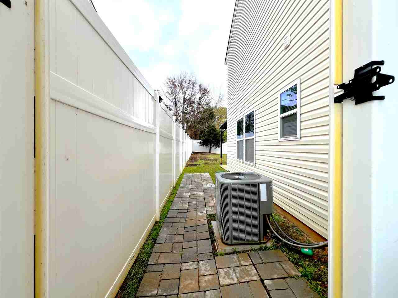 291 Ranlo Ave - Photo 7 of 45