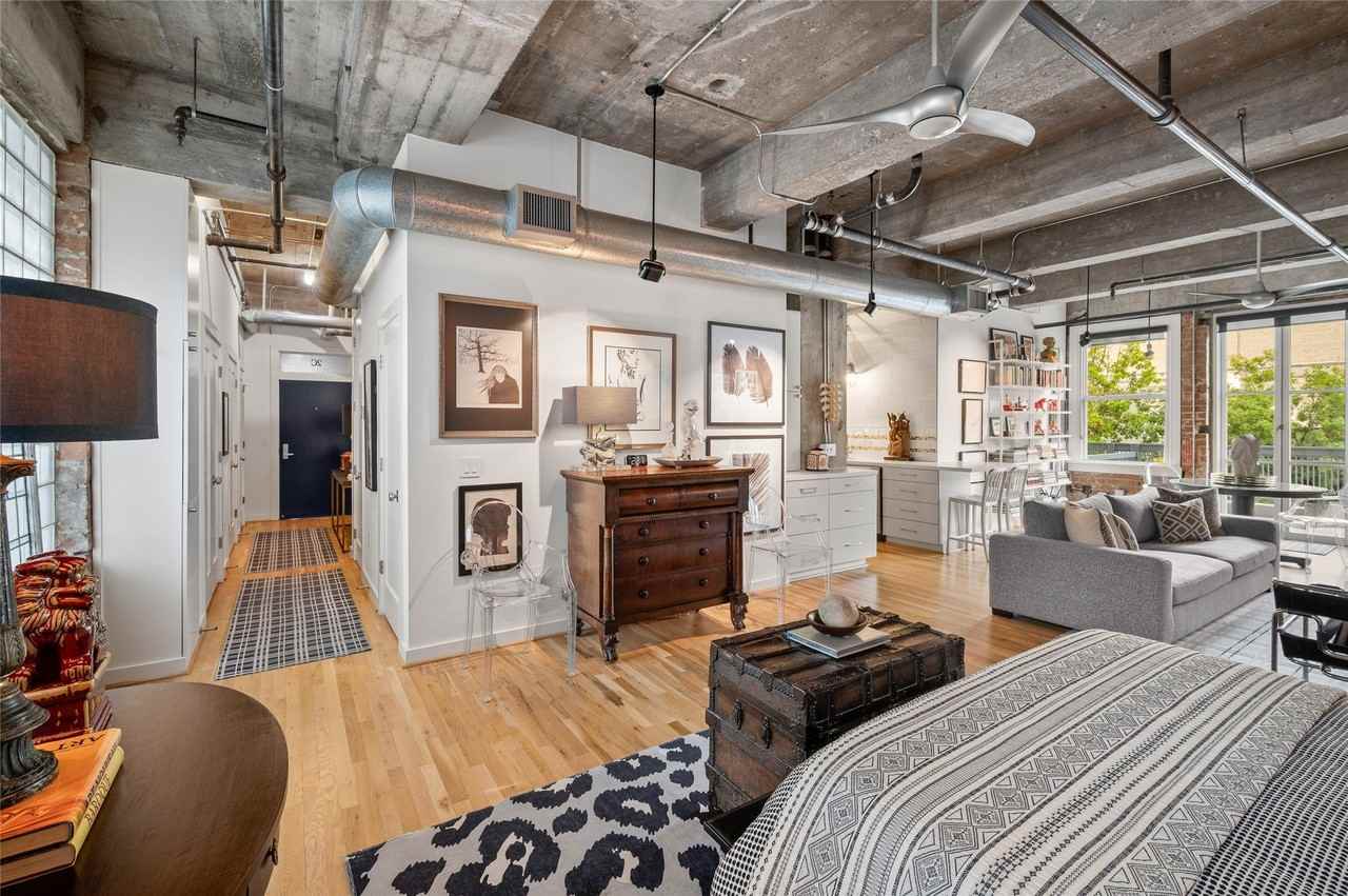 204 Travis St - Photo 2 of 28