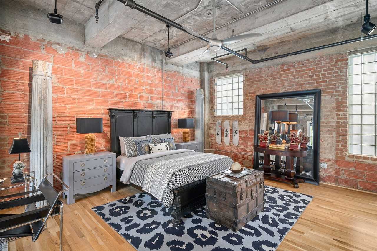 204 Travis St - Photo 3 of 28