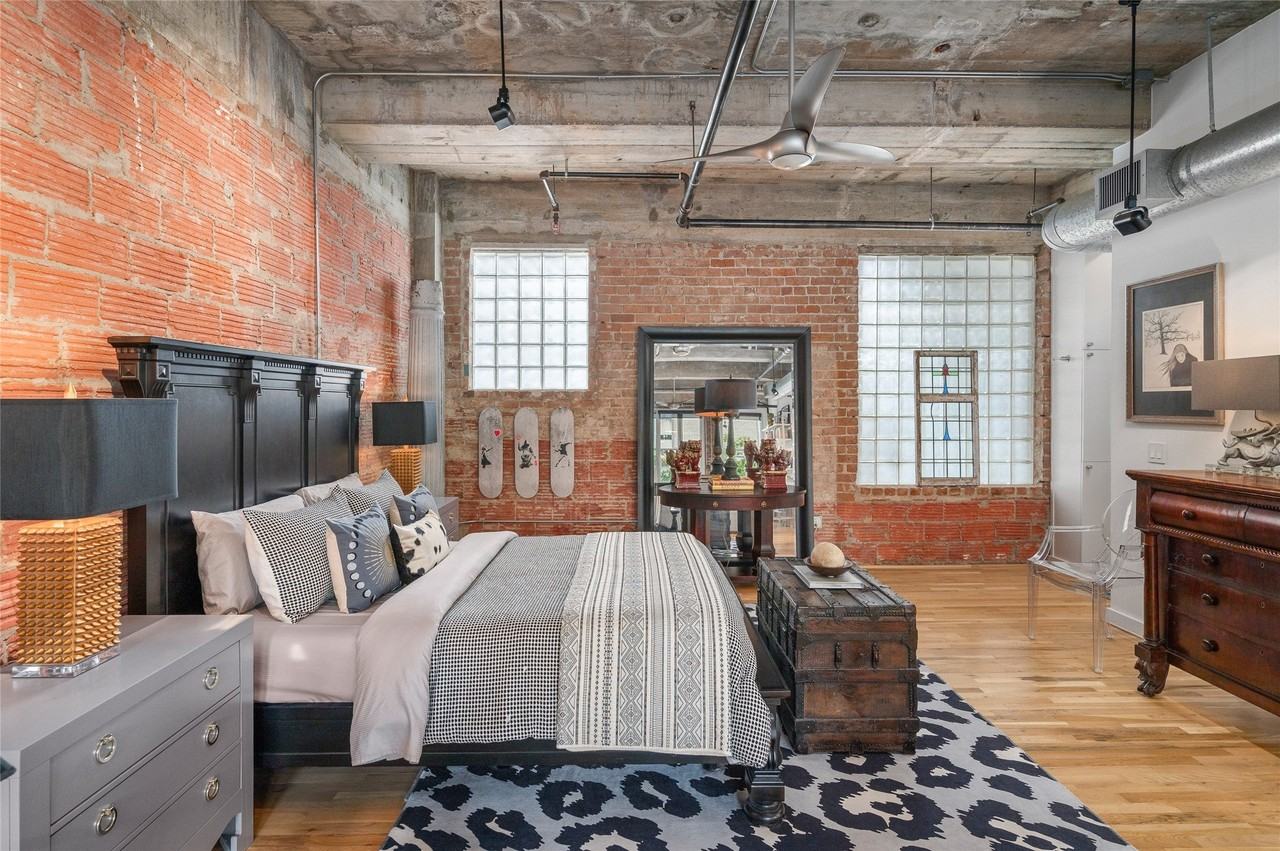 204 Travis St - Photo 4 of 28