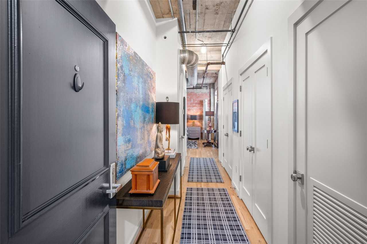 204 Travis St - Photo 5 of 28