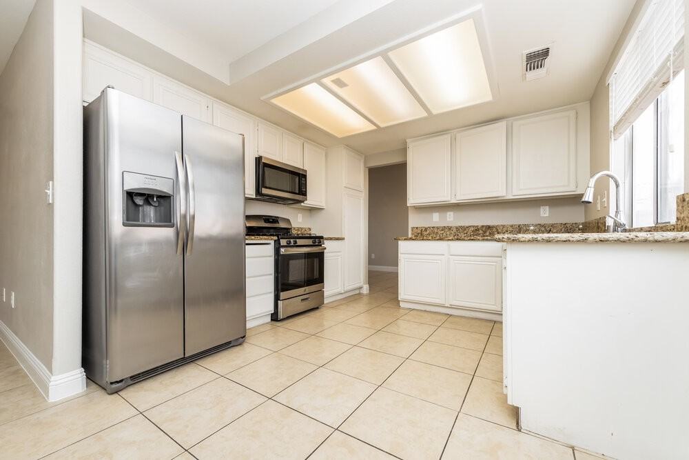 4501 Bradpoint Dr - Photo 6 of 17