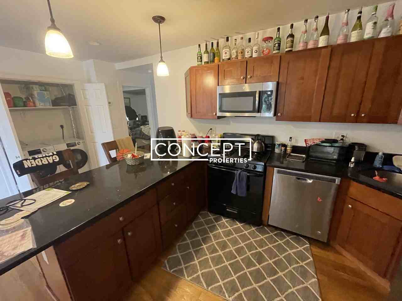 61 Circuit St - Photo 7 of 13