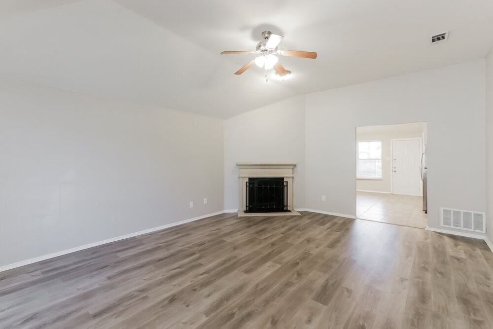 1504 Taylor Dr - Photo 4 of 17