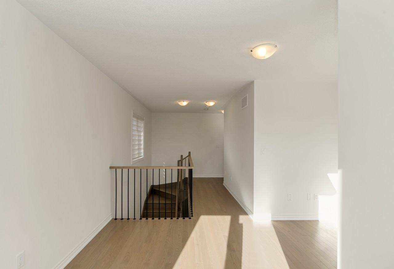 25 Phoenix Blvd Barrie, ON L9J 0P6 - Photo 4 of 26