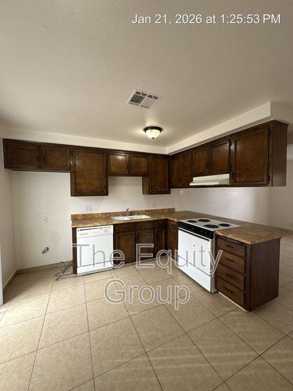 2025 S Tracy Ct - Photo 4 of 19